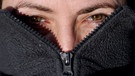 Frau in Fleecejacke mit hochgezogenem Kragen | Bild: picture-alliance/dpa