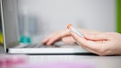 Eine Frau am Laptop mit Teströhrchen - Die übers Internet erhältlichen Mikrobiom- und Bluttests für zuhause sehen Experten kritisch. Für sie ist die ärztliche Beratung unverzichtbar. | Bild: picture alliance / Westend61 | Rainer Berg