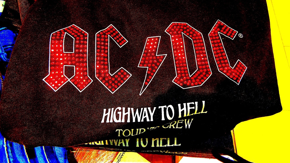AC/DC Fan-Shirt | Bild: picture alliance / Patrick Lefevre//dpa | Patrick Lefevre