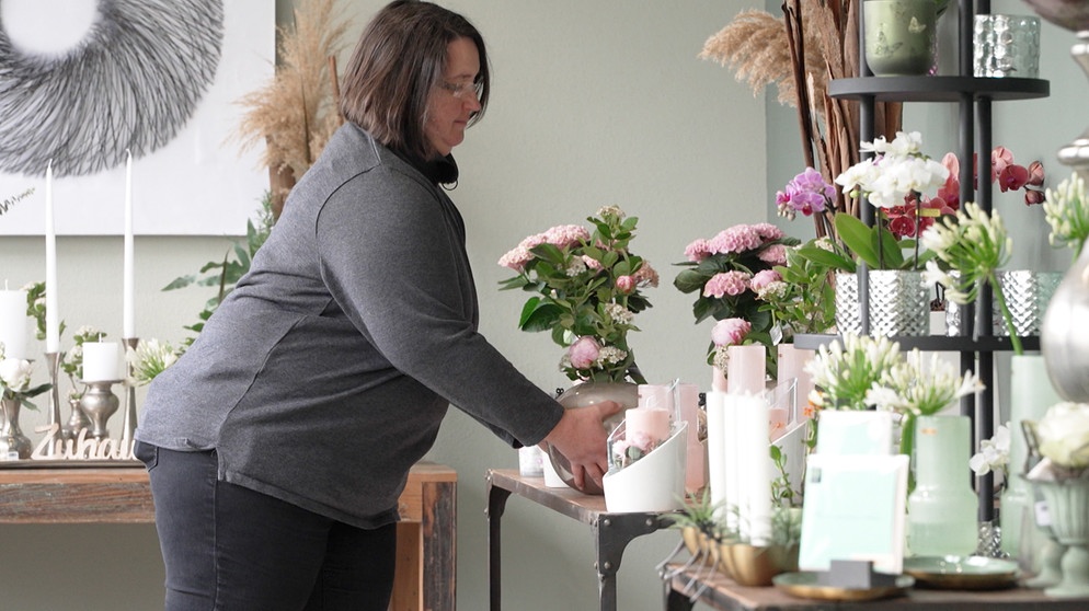 Floristin Marion Schmid in ihrem Laden | Bild: BR