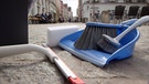 Putzutensilien liegen auf einer Straße | Bild: BR