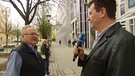 Mathias Flasskamp interviewt Mann auf der Straße | Bild: BR