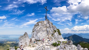 Gipfelkreuz auf der Kampenwand | Bild: picture alliance / imageBROKER | Alexander Schnurer