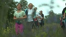 Vereinsmitglieder joggen durch die Natur | Bild: BR