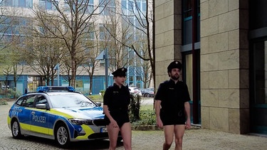 Polizisten ohne Hose | Bild: BR