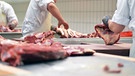 Fleischverarbeitung in einem Schlachthof (Symbolbild) | Bild: stock.adobe.com/industrieblick