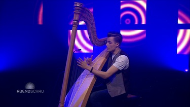 Tobi Probst mit Harfe bei einem Auftritt | Bild: BR