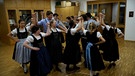 Trachtenvereinsmitglieder beim Tanz | Bild: BR