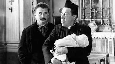 Don Camillo (Fernandel, rechts) weigert sich, das Baby seines Lieblingsfeindes Peppone (Gino Cervi) zu taufen. | Bild: ARD Degeto/BR