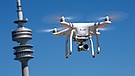Symbolbild: Drohne vor Münchner Olympiaturm | Bild: picture-alliance/dpa