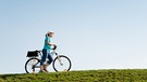 Frau steht neben einem Fahrrad | Bild: colourbox.com