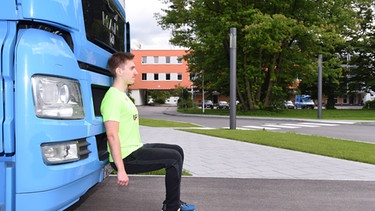 Der Fitnesstrainer Felix Gass ist auf dem Gelände des Bayerischen Rundfunks in Freimann bei den Vorbereitungen mit der Übung statische Kniebeuge zum Lauf 10! zu sehen. | Bild: BR/Felix Hörhager