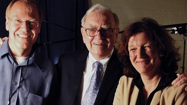 Ralph Gladitz, Warren Buffett und Gisela Baur | Bild: "Das Milliardenversprechen" / Ralph Gladitz / Gisela Baur