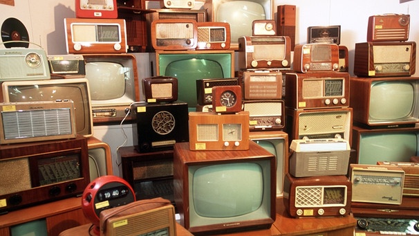 Historische Fernseher, Radios und Radiowecker | Bild: picture-alliance/dpa