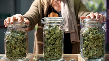 Drei Gläser voller Cannabis. | Bild: stock.adobe.com/FedericoMagonio