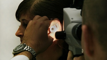 Bei einer Untersuchung am Ohr. | Bild: Klinikum rechts der Isar/Michael Stobrawe