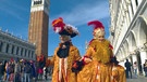 Ein Mann und eine Frau in prächtigen Faschingskostümen in Venedig | Bild: BR