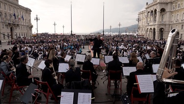 Das Orchester auf dem Platz | Bild: BR