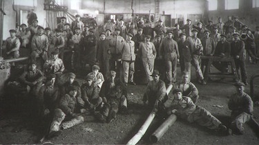 Historisches Foto von Arbeitern auf der Werft | Bild: BR
