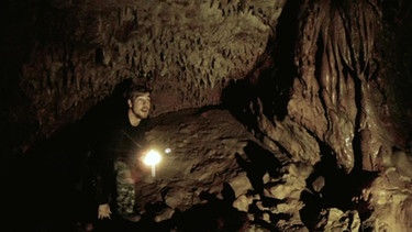 Ein Mann in einer Höhle | Bild: BR