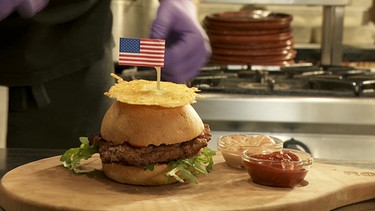 Ein Hamburger mit US-Flagge | Bild: BR