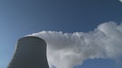 Der dampfende Kühlturm eines Kernkraftwerks | Bild: BR