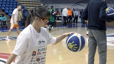 Ein Mädchen mit einem Basketball | Bild: BR