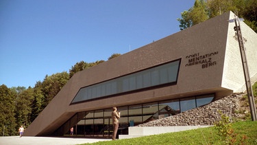 Ein modernes Ausstellungsgebäude an einem Hang | Bild: BR