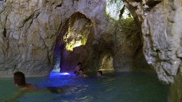 Schwimmen in der Höhle | Bild: BR