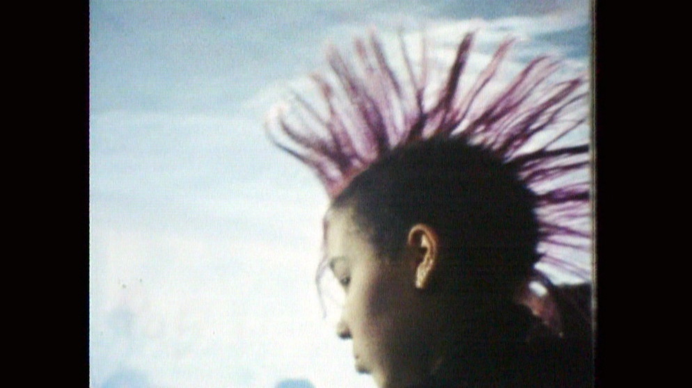 Ein Punk mit aufrecht stehenden Haaren in einem alten Fernsehbild | Bild: BR