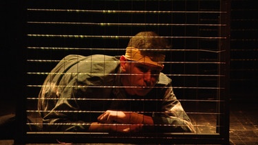 Theaterstück: ein Junge im Käfig | Bild: BR