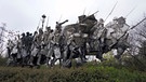 Eine Metallskulptur, auf der Soldaten dargestellt sind. | Bild: BR