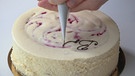 Dekoration einer Torte | Bild: BR