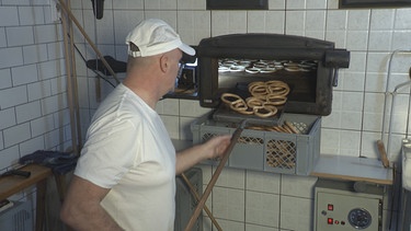 Ein Bäcker an einem Ofen | Bild: BR