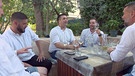 Fünf Männer mit Weingläsern | Bild: BR