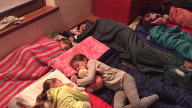 Kinder schlafen im Museum | Bild: BR