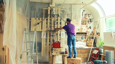 Filip Moroder Doss in seiner Werkstatt | Bild: BR