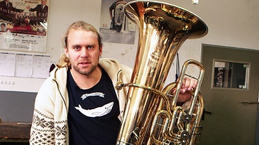 Andreas Hofmeir mit einer Tuba | Bild: BR