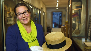 Angelika Schreiber mit einem Hut in der Hand | Bild: BR