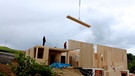 Bauarbeiten an einem Holzhaus | Bild: BR