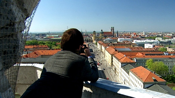 Heinz Gebhardt auf einem Turm der Ludwigskirche | Bild: BR