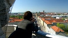 Heinz Gebhardt auf einem Turm der Ludwigskirche | Bild: BR