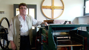 Johann Kugler an einer alten Maschine | Bild: BR