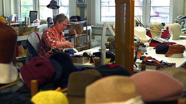 Eine Frau bei der Arbeit in der Hutfabrik Mayser | Bild: BR