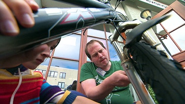 Michael Kuhlmann repariert ein Fahrrad | Bild: BR