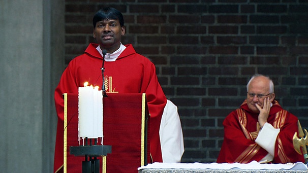 Pater Kumar bei der Messfeier | Bild: BR