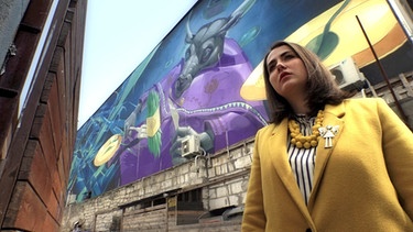 Zsuzsanna Szőke vor einem Grafitti | Bild: BR