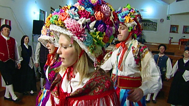 Tänzer der Folkloreguppe in historischer Tracht | Bild: BR