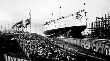 Der Stapellauf eines Kriegsschiffs auf einem historischen Foto | Bild: BR