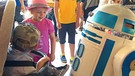 Kinder vor einem Roboter | Bild: BR
